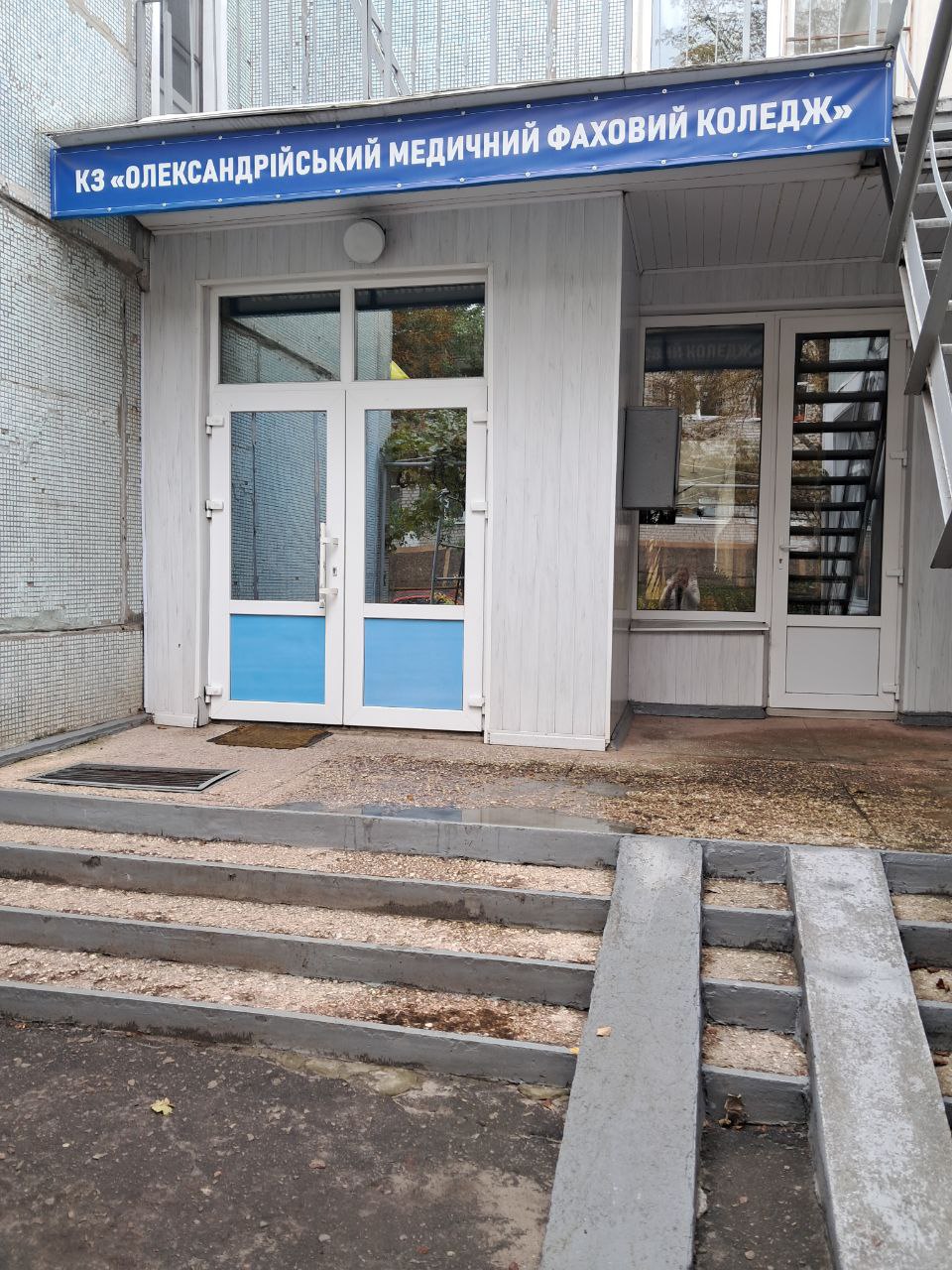 Пандус на вході